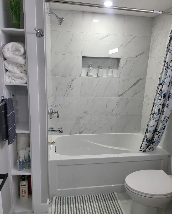 Luxury Suite In Calgary Nw Esterno foto