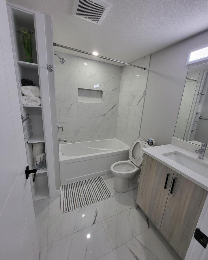 Luxury Suite In Calgary Nw Esterno foto